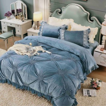 Lenjerii de pat Catifea 4 piese cu inimioare brodate COD BIP03 Lenjerii de pat Catifea 4 piese cu inimioare brodate COD BIP03