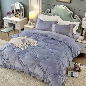 Lenjerii de pat Catifea 4 piese cu inimioare brodate COD BIP06 Lenjerii de pat Catifea 4 piese cu inimioare brodate COD BIP06